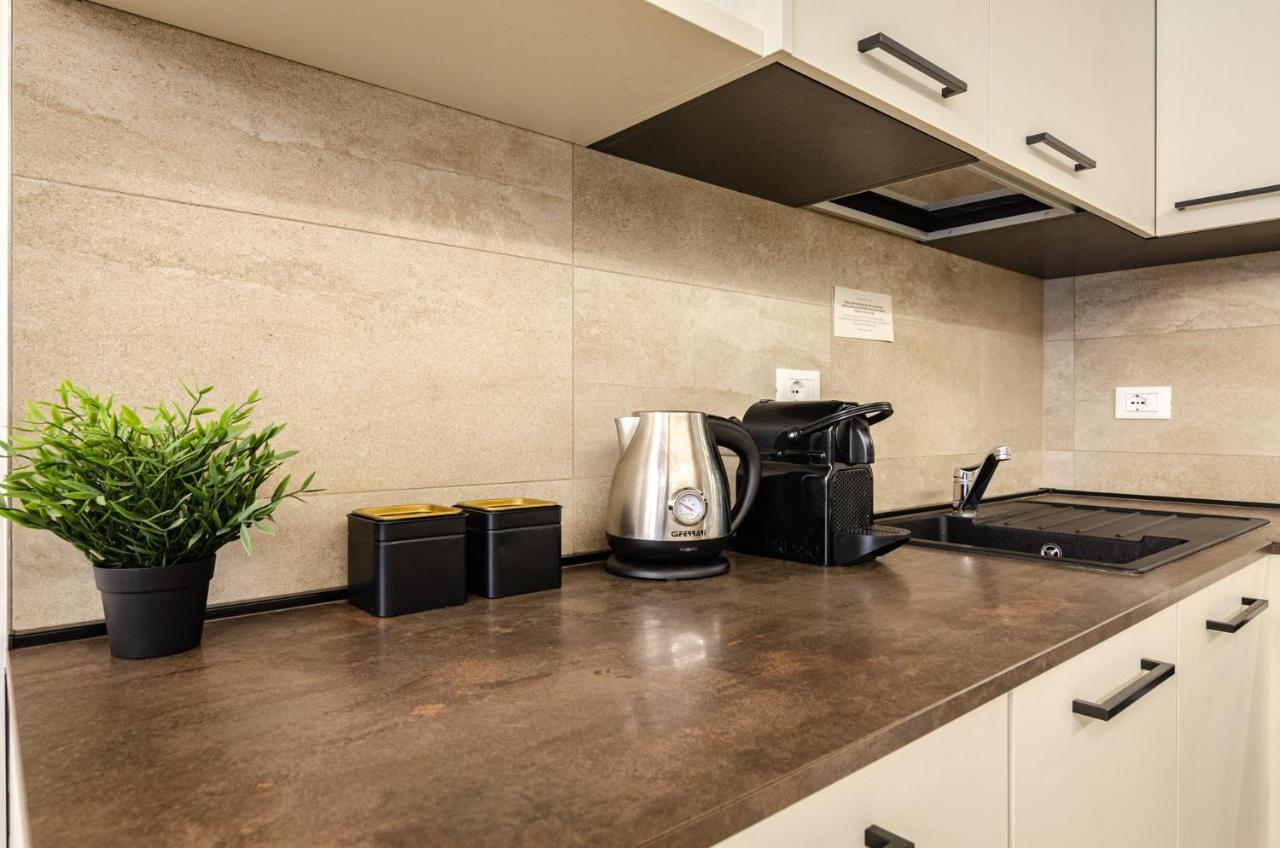 Goito Luxury Apartment, In The Historical Center Болонья Экстерьер фото